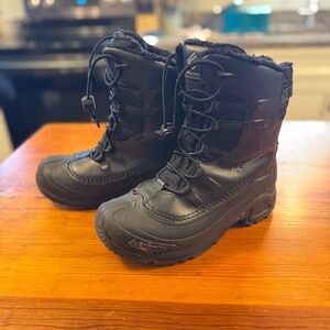 Columbia Bugaboot Celsius Snow Boot - boys size 4